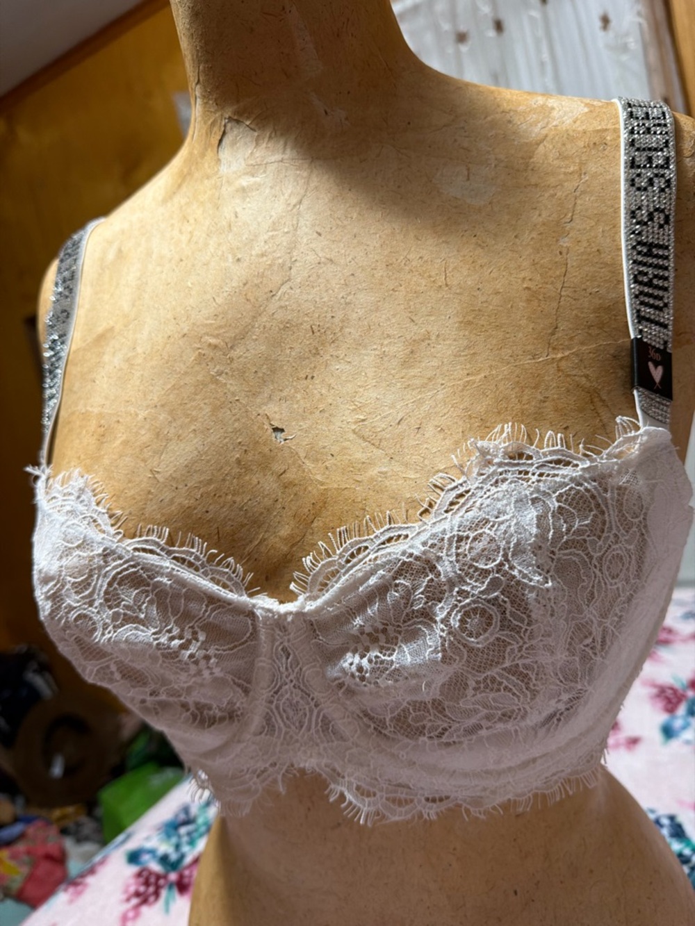 Victoria Secret Very Sexy  Lace Underwire Bra Shine Logo
Straps push-up bra - Picture 3 of 8